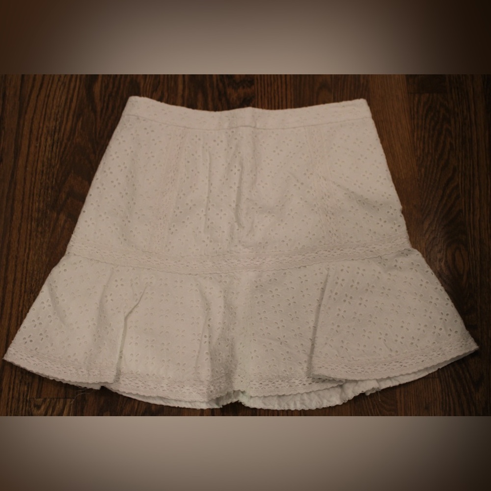 White vineyard vines skirt